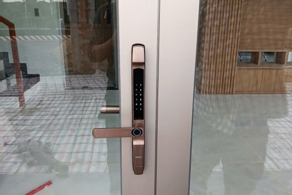 KHÓA VÂN TAY KTS150 LẮP CHO CỬA NHÔM TẠI PHÚ NHUẬN